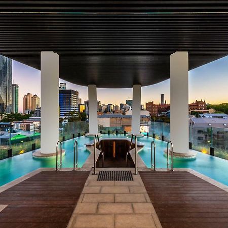 Fv By Peppers Aparthotel Brisbane Exteriör bild The pool at the rooftop of the Emporium South Bank