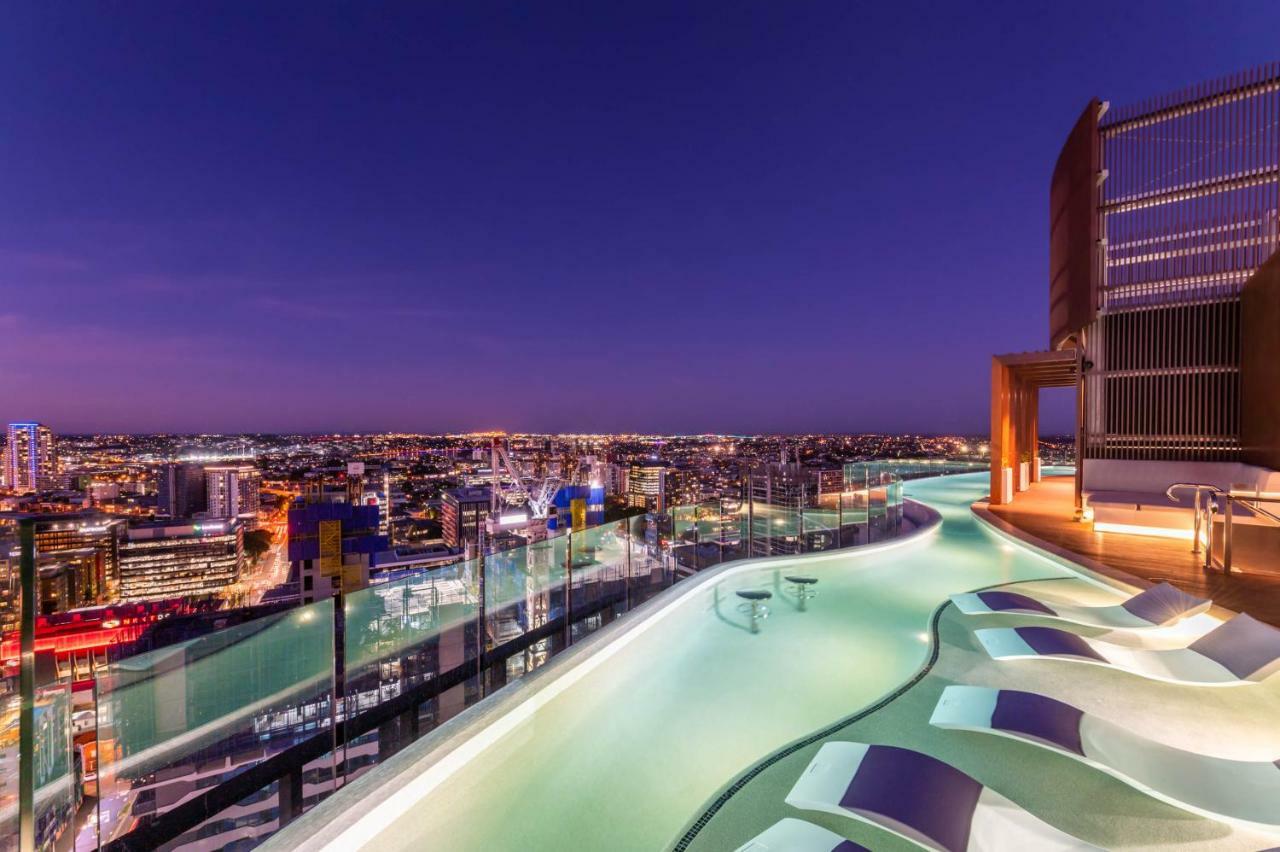 Fv By Peppers Aparthotel Brisbane Exteriör bild Skyline rooftop pool